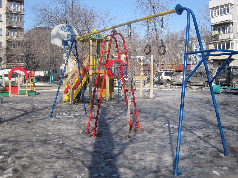 Дворик возле дома по улице 100 лет Владивостоку, 60