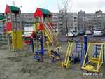 На площадке появились качели и тренажеры