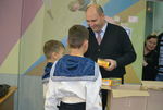 Павел Гетман вручает ребятам подарки