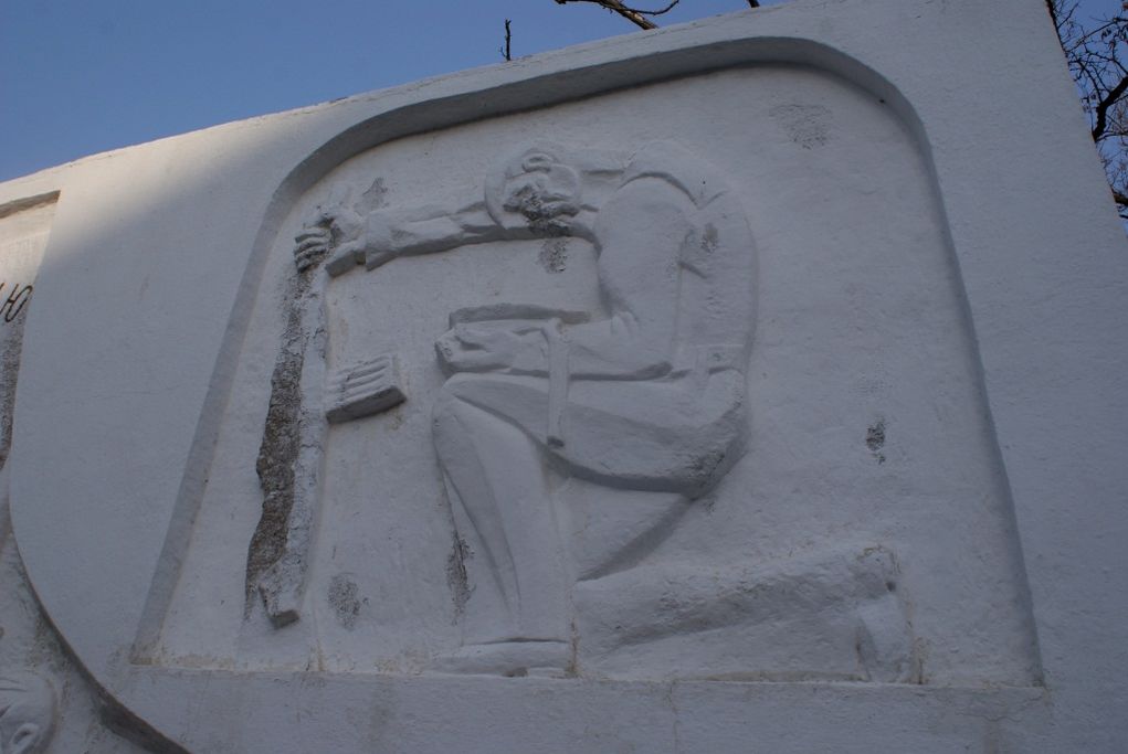 Монумент частично осыпался