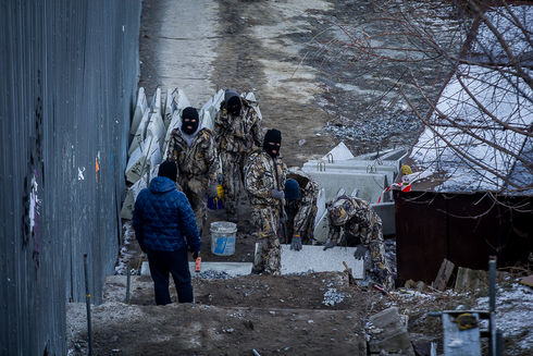 Рабочие приступили к укладке ступеней