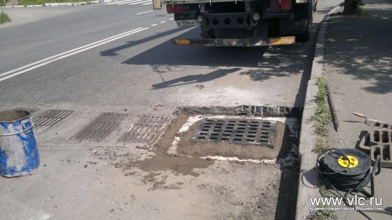 Новые решетки ливневой канализации устанавливают на улице Карла Жигура 