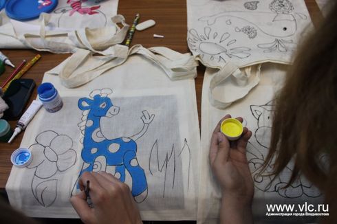 Дети своими руками украшали эко-сумки