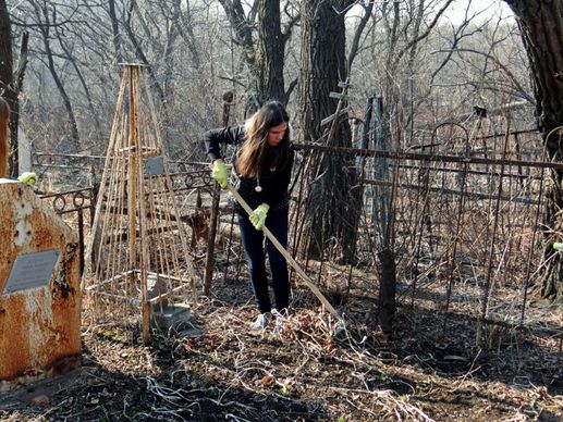 Уборка кладбища