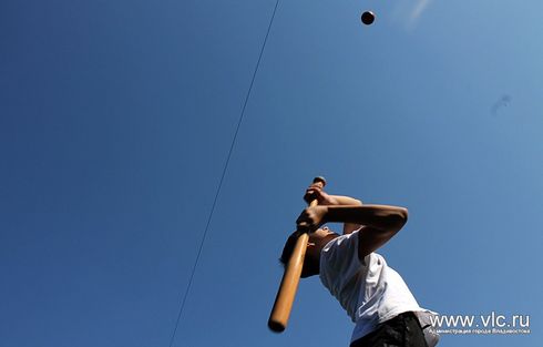 Школьники сыграли в лапту