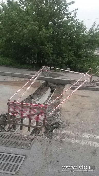 Новые решетки ливневой канализации устанавливают на улице Карла Жигура 