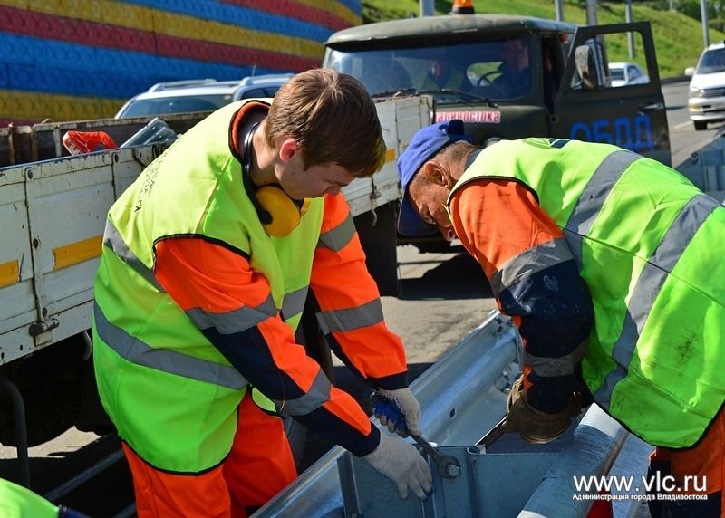 Новые дорожные ограждения устанавливают на Некрасовской