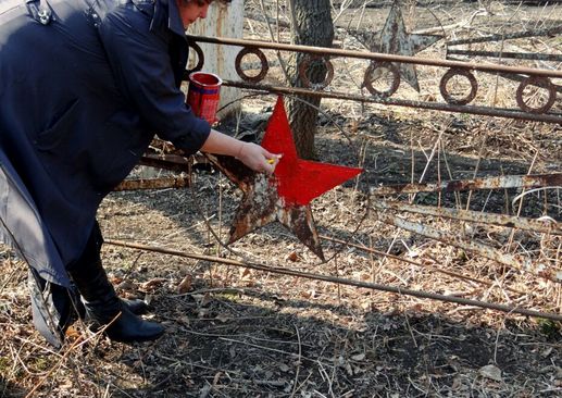 На оградках и могилах фронтовиков подкрасили победные звезды