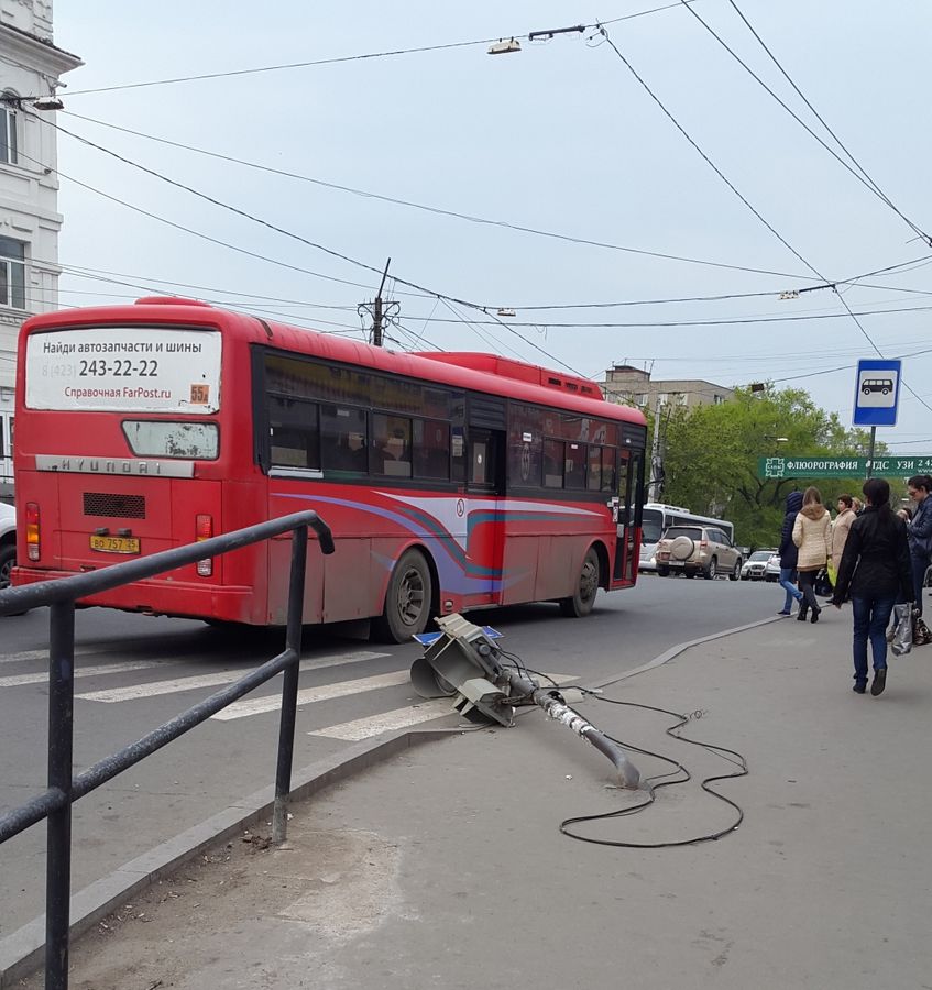 Специалисты восстанавливают металлическую конструкцию