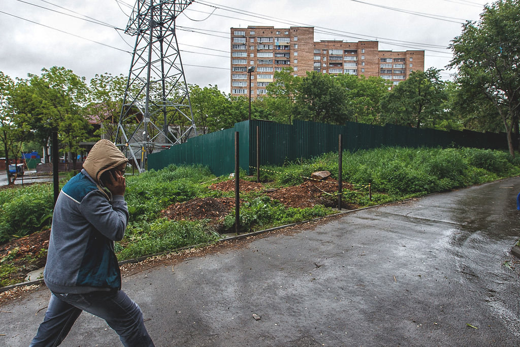 ООО "Трио" самовольно заняло под автостоянку земельный участок в охранной зоне высоковольтной линии
