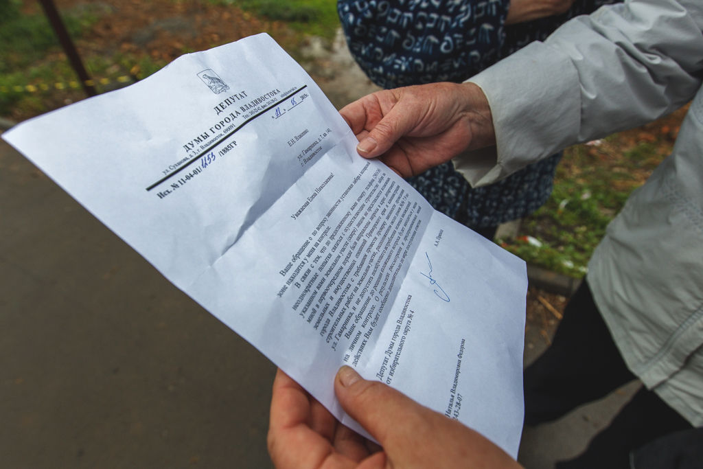 Забор автостоянки создает неудобства для жильцов цокольных этажей домов - по их замечанию