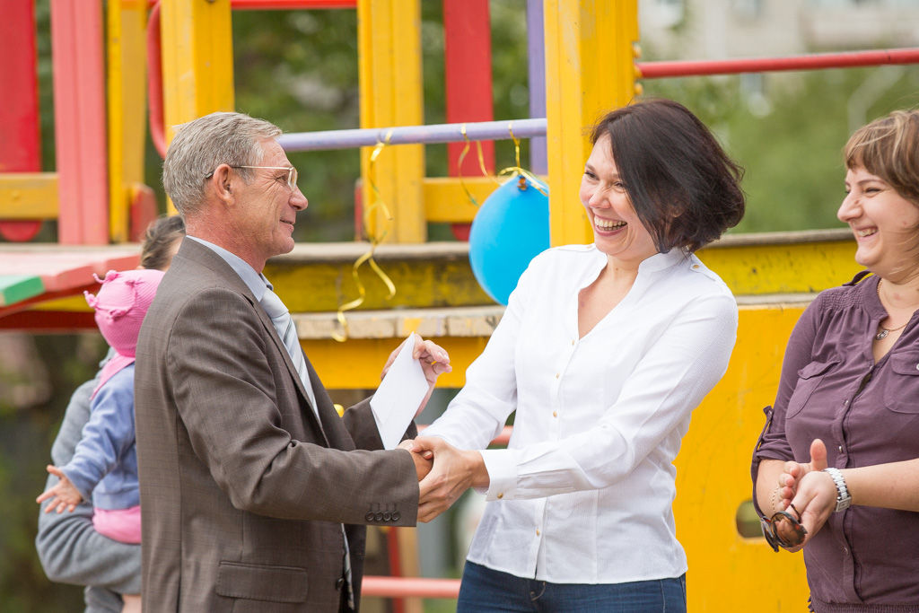 Юрий Корсаков награждает победителей конкурса "Лучший дворик"