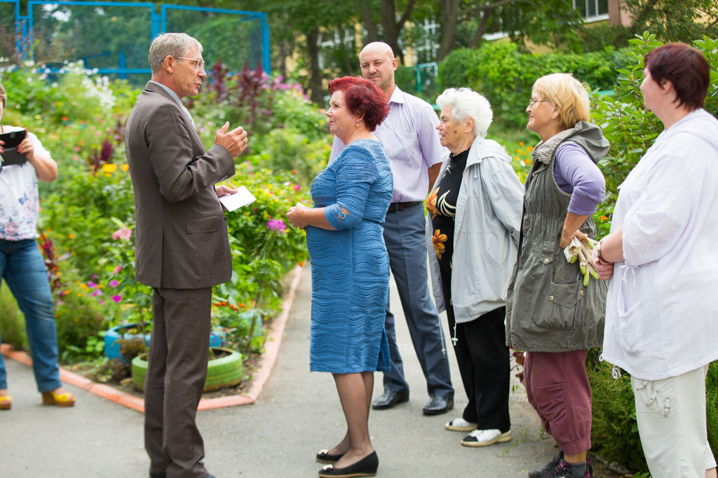 Вручение приза за второе место в конкурсе "Лучший дворик"