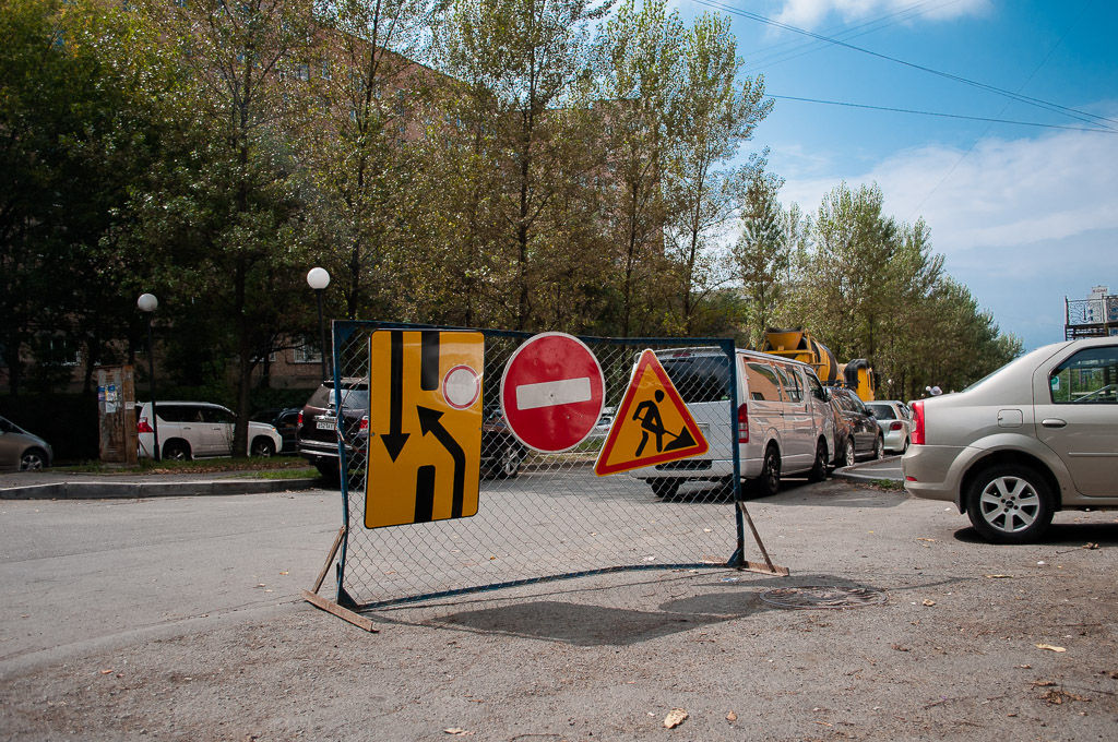 Тепловикам, проводившим ремонт тепловых сетей, осталось убрать дорожные знаки