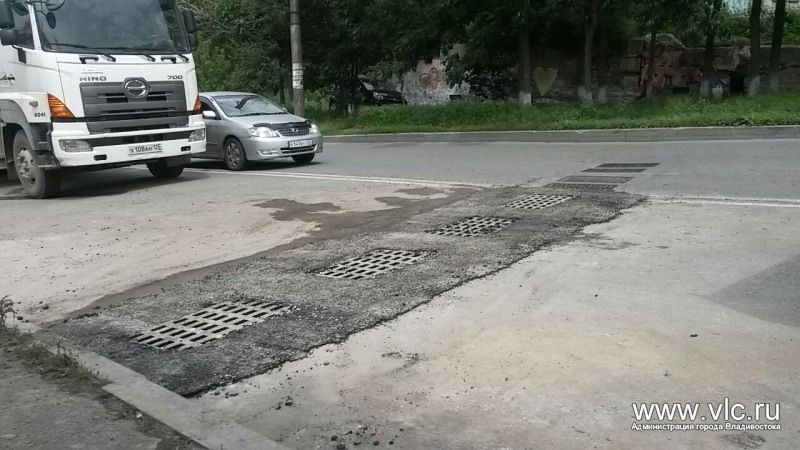 Новые решетки ливневой канализации устанавливают на улице Карла Жигура 