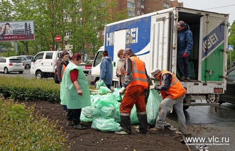 Кольцо Инструментального завода украсили цветами