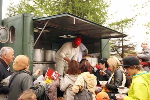 Всех угощали солдатской кашей