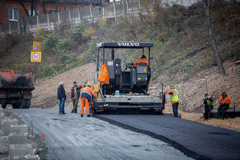 Сейчас дорогу асфальтируют маленькими участками
