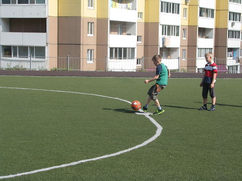 Дети отдыхают летом в пришкольном лагере