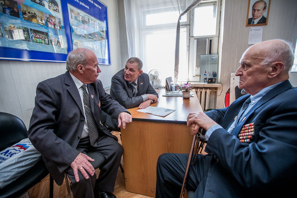 Юрий Корсаков и члены Совета ветеранов Первореченского района