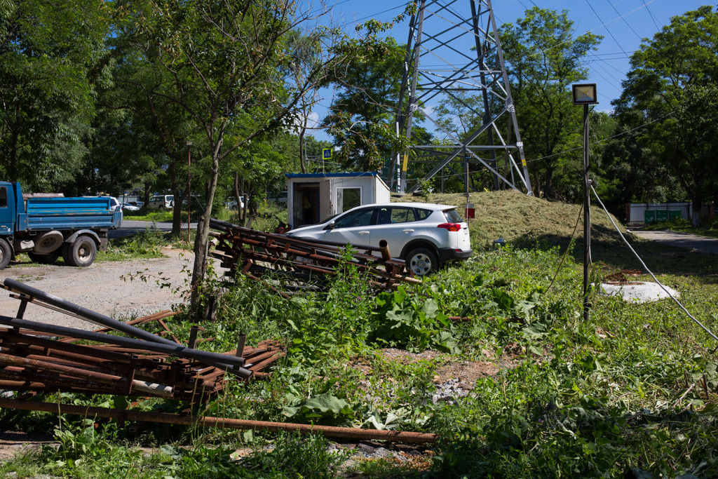 Забор вокруг незаконной стоянки на Гамарника начали разбирать