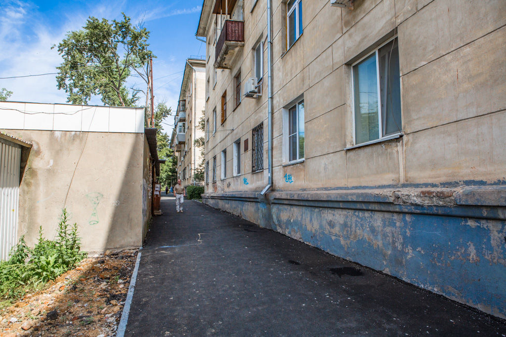 Недавно вдоль домов №№ 8, 10, 12 по ул. Ильичева отремонтировали пешеходную дорожку