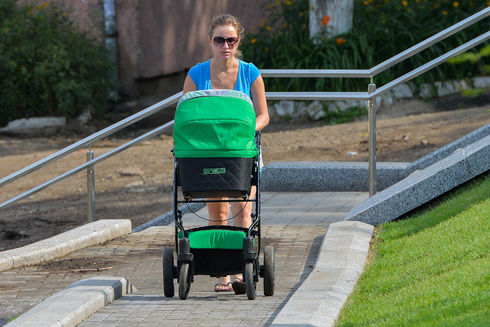 Мамы с детьми выходят на прогулку в сквер Веры и надежды