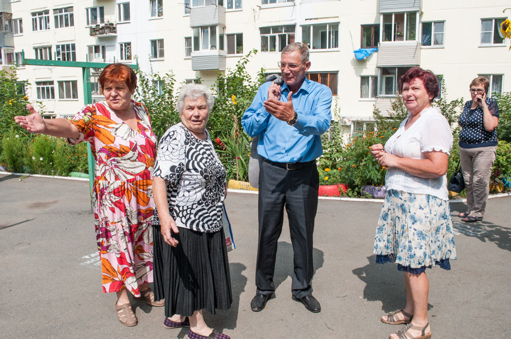 Жители Гамарника,7 с удовольствием показывают свой двор