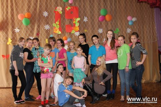 Подростки научились танцевать и получили подарки