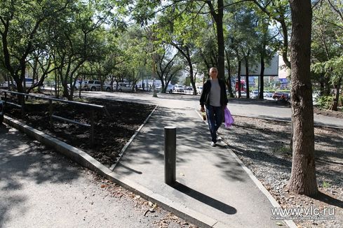 Столбики не позволят автолюбителям парковаться на клумбах