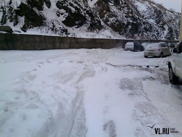 Жители ул. Котельникова жалуются на нечищеные придомовые дороги и горы мусора