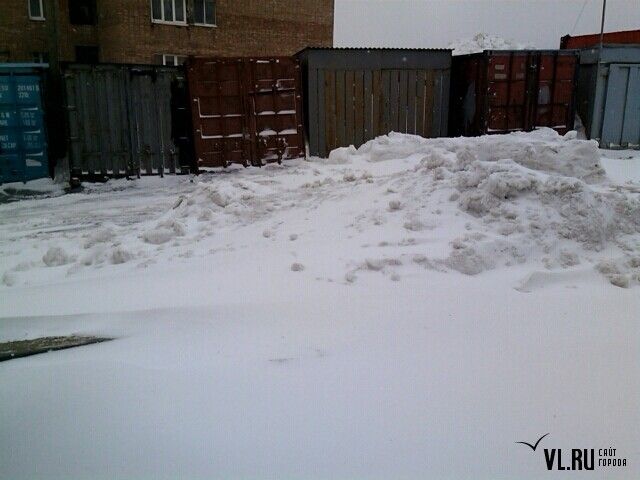 Жители ул. Котельникова жалуются на нечищеные придомовые дороги и горы мусора