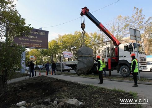 Рабочие устанавливают памятный знак