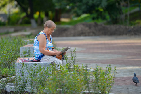 В жаркий полдень здесь прохладно - падает тень от соседнего дома